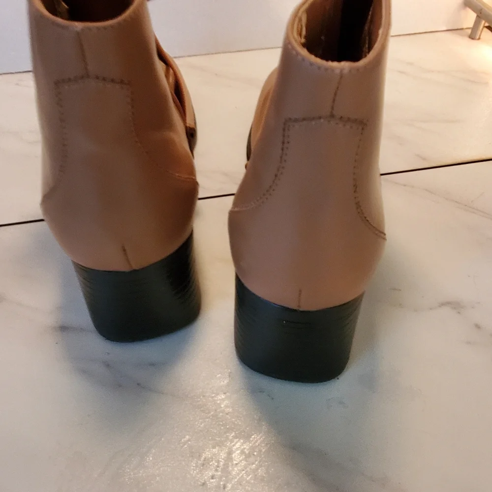 AJ Comfort Ankle Boot Tan,size 8W